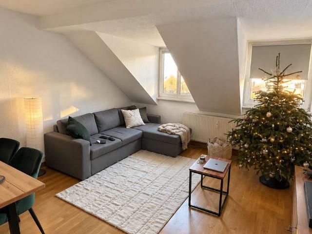Vermietete 2 Zimmer DG Wohnung mit Staffelmiete – planbare Mietsteigerung. Provisionsfrei!