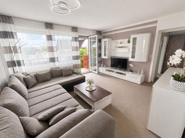 Vermietete 2 Zimmer Wohnung mit Weitblick, Aufzug und Balkon – Kapitalanlage in Traunreut