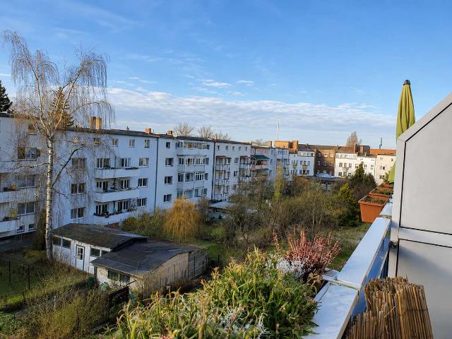 Vermietete 3 Zimmer Dachgeschosswohnung mit Balkon, Wannenbad mit Fenster, Laminat!