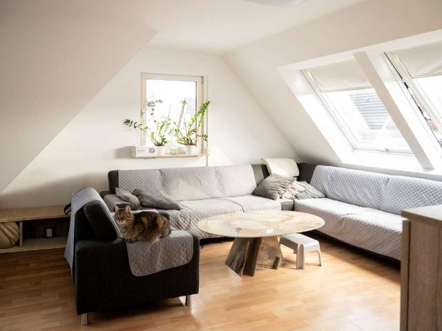 Vermietete 4 Zimmer Dachgeschosswohnung, ca. 109 m², modernisiert 2021, Aufzug – provisionsfrei