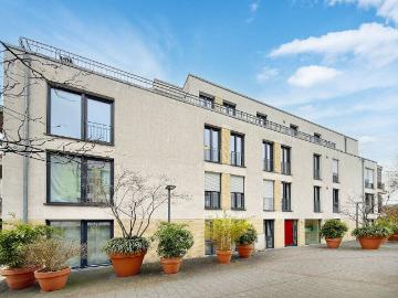 Vermietete 4 Zimmer Wohnung in zentraler Lage mit Balkon und zwei Tiefgaragenstellplätzen