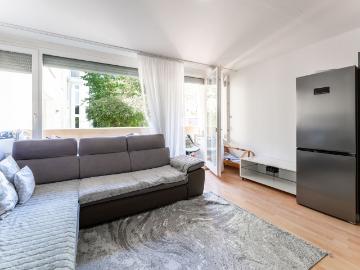 Vermietetes Apartment mit Loggia im Rückgebäude