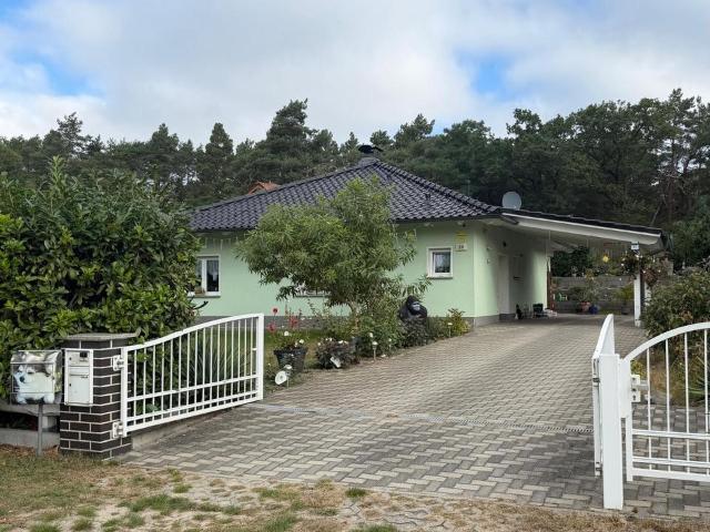 Vermieteter Massiv Bungalow auf 1000 m² Grundstück in Dabendorf