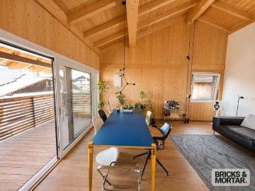 Vermietung einer exklusiven 2 Zimmer DG Wohnung mit offenem Sichtdachstuhl und traumhaftem Bergblick