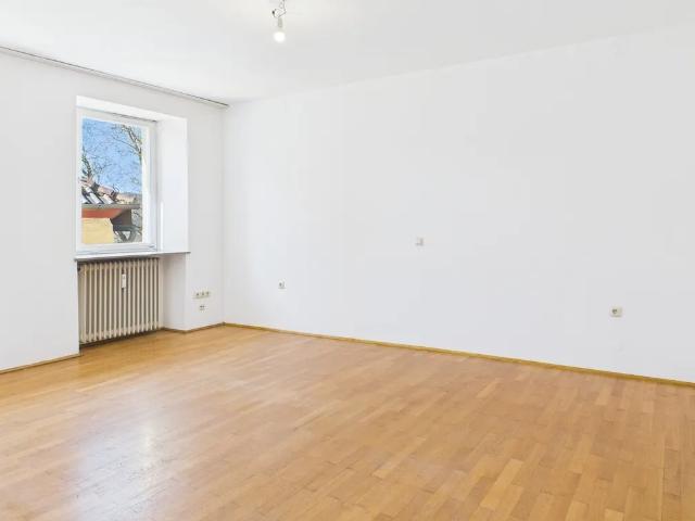 VERMIETUNG: Stilvolles Wohnen – Großzügige 4 Zimmer Altbauwohnung mit hohen Decken in Stadtsteinach