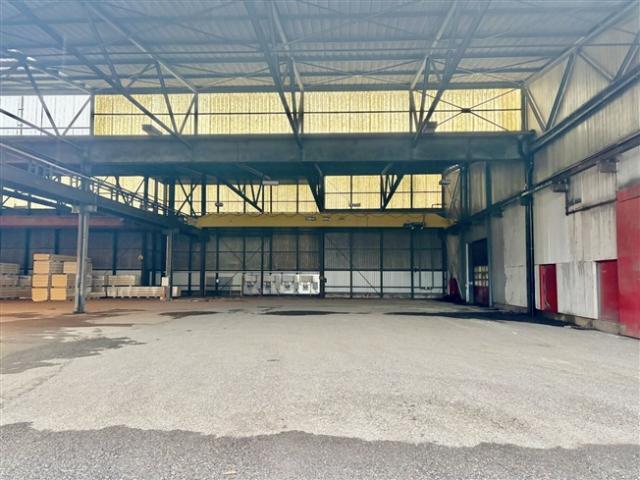 Vermietung von 180 bis 8500 m² HALLES  BÜROS  Nackter und ÜBERDACHTER LAND auf Industriegeländen