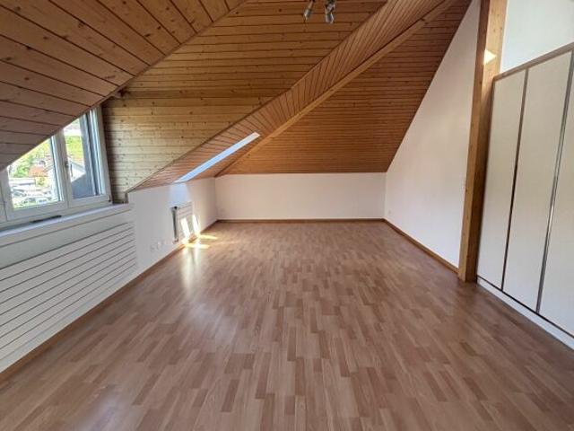 Schmucke 2 Zimmer Dachwohnung in Bahnhofsnähe