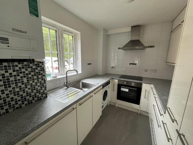 Vermont Close, Enfield Chase EN2 2 bed ground floor flat to rent £1,750 pcm £404 pw