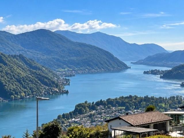 Vernate exklusives Penthouse mit Terrasse und Garten sowie atemberaubendem Seeblick