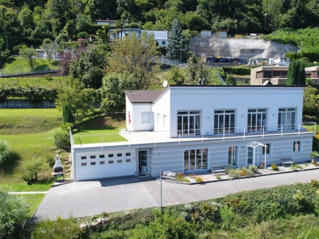 VERNATE · VILLA CON DUE APPARTAMENTI · SPAZIO, LUCE E VISTA APERTA SUL LAGO