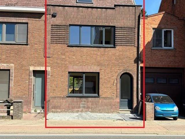 Vernieuwd 3 slaapkamer huis met terras eerste verhuring