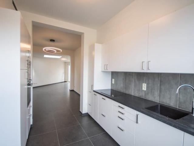 Vernieuwde rijwoning met 3 slaapkamers, terras en tuin