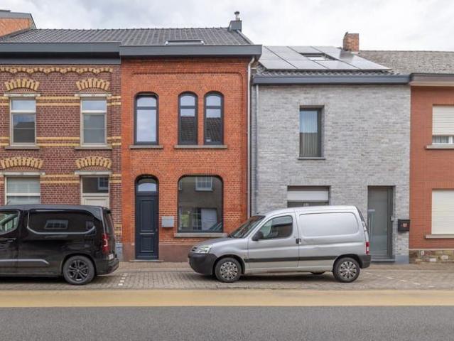 Vernieuwde rijwoning met drie slaapkamers en mooie tuin
