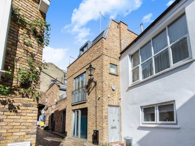 Vernon Yard, London W11 1 bed mews to rent £5,400 pcm £1,246 pw