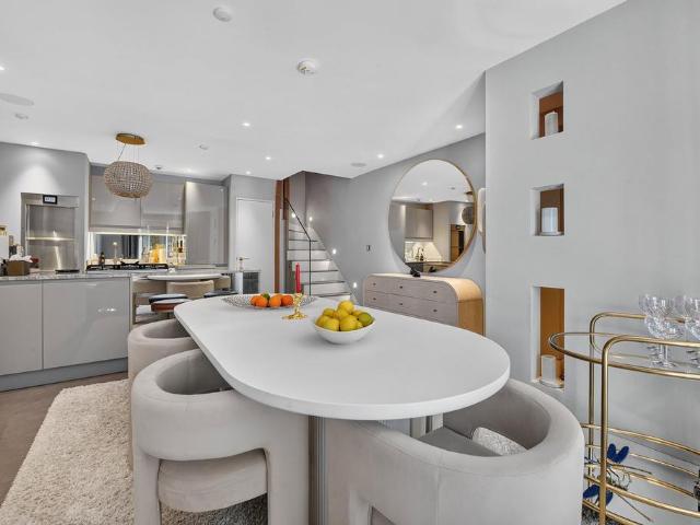 Vernon Yard, London W11 1 bed mews to rent £6,200 pcm £1,431 pw