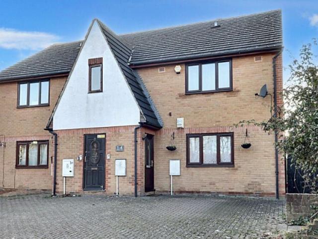 Veronica Close, Romford RM3, 2 bed maisonette to rent, £1,700 pcm | PrimeLocation