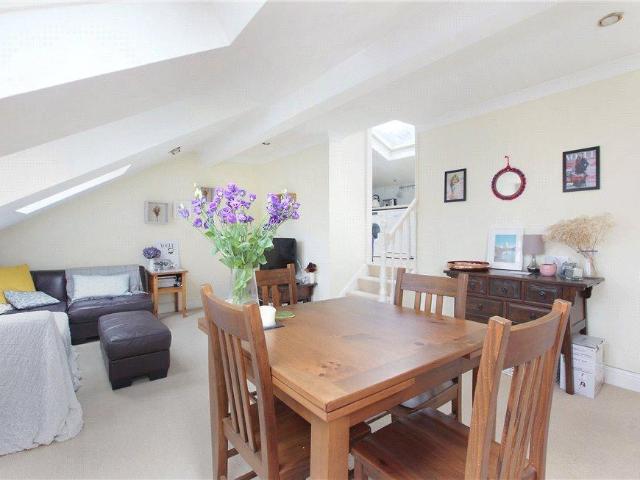 Veronica Road, London SW17 2 bed flat to rent £2,350 pcm £542 pw