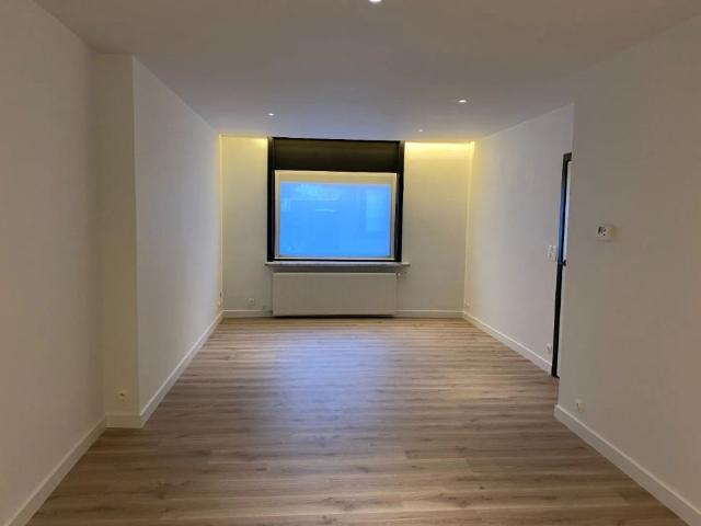 Verrassend ruime en gerenoveerde stadswoning met garage en uitweg!