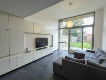 VERRASSEND RUIME STADSWONING MET 3 SLPKS EN TUIN IN HARTJE KANEGEM