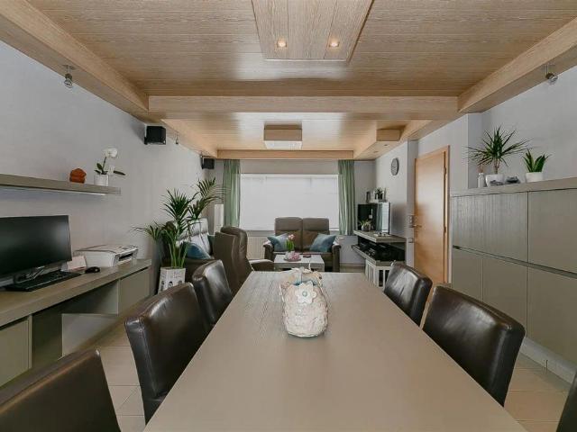 Verrassende, instapklare hoekwoning in Eernegem