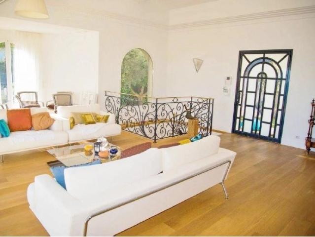 versant est Cap d'Antibes, villa moderne avec vue mer panoramique