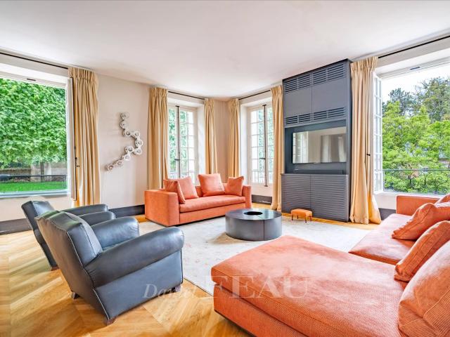 VERSAILLES CHATEAU Maison de maître avec dépendance 502m² Versailles
