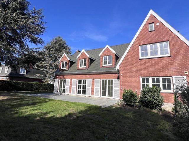 Versailles L shaped sitting/dining + 6 bedrooms + 4 ba