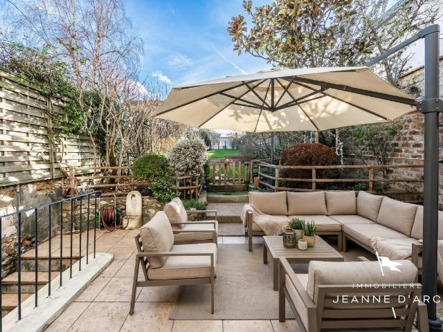 VERSAILLES PLACE DE LA LOI MAISON DE 238 M² AU SOL 7 CHAMBRES JARDIN GARAGE