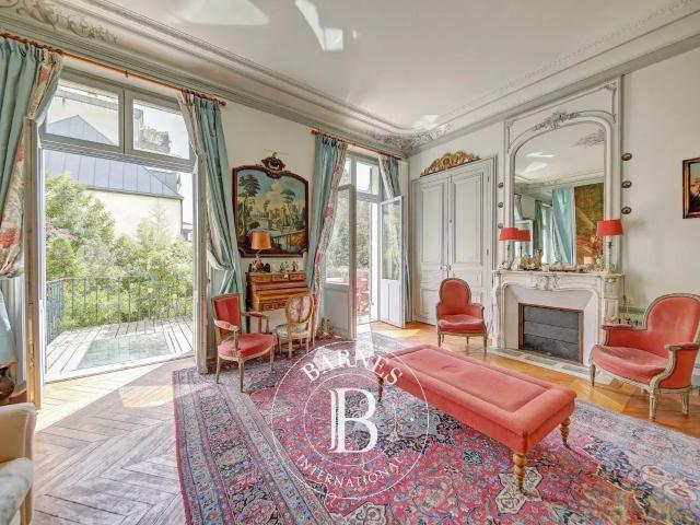 Versailles Rive Droite Appartement d’exception de 160 m² dans maison de charme du XXᵉ siècle 2/3 chambres jardin privatif 1 box et 1 emplacement de parking 9 mn gare rive droite