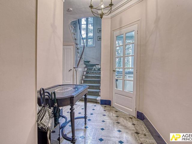 Versailles Saint Louis Bel hôtel particulier de 156m² avec ja