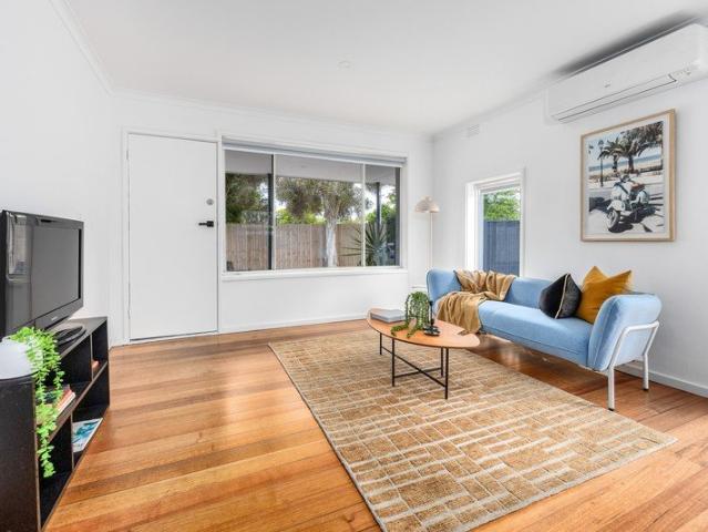 Versatile 2 Bedder or Cosy 3 Bedder with Huge Courtyard!