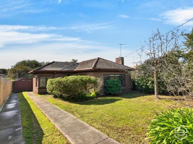Versatile 4 Bedroom Home with Detached Studio & Ensuite