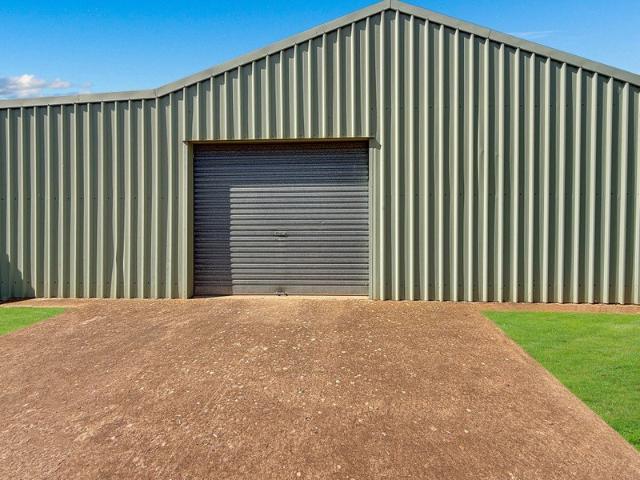 VERSATILE COLOURBOND SHED CLOSE TO TOWN