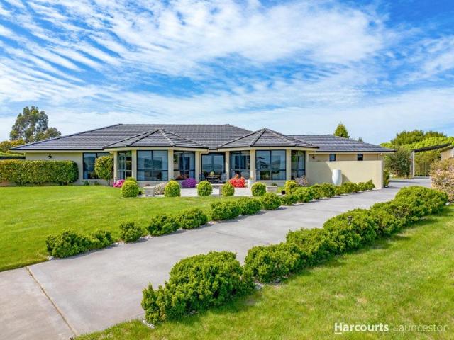 Versatile and Spacious Family Home with River Views