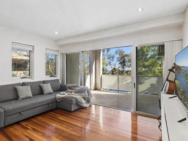 Versatile Apartment Living, Walk To Local Village And Rail