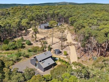Versatile Brand New Residence plus American Barn Studio in a Serene Bushland Setting