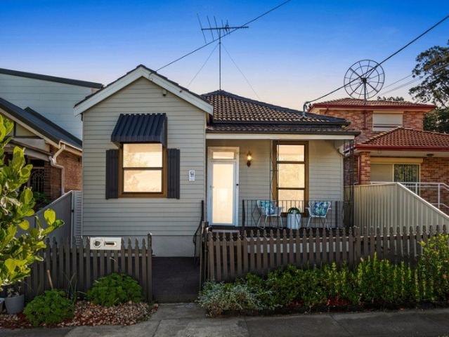 Versatile Dual Living Opportunity