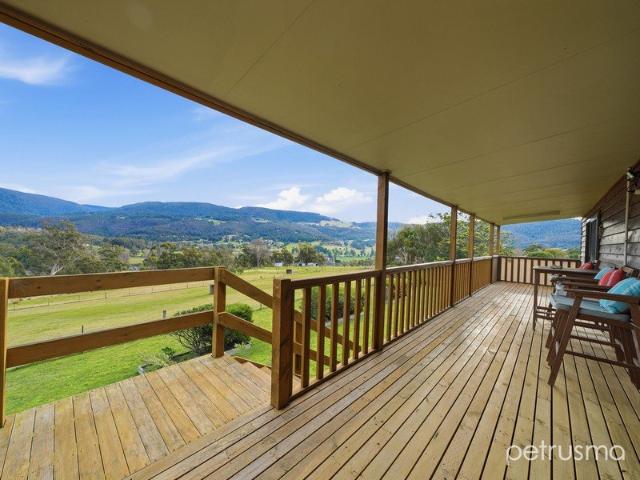 Versatile Dual Living Opportunity!