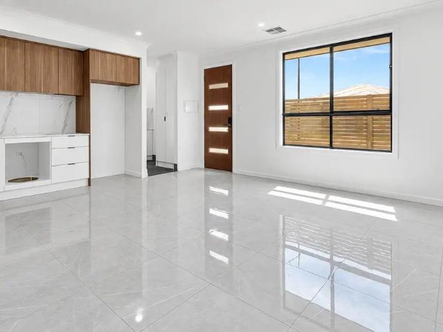 Versatile Dual Living Opportunity!