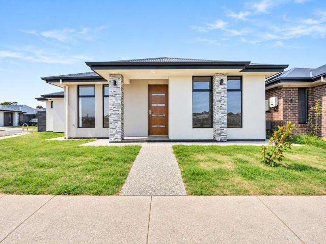 Versatile Dual Living Opportunity!