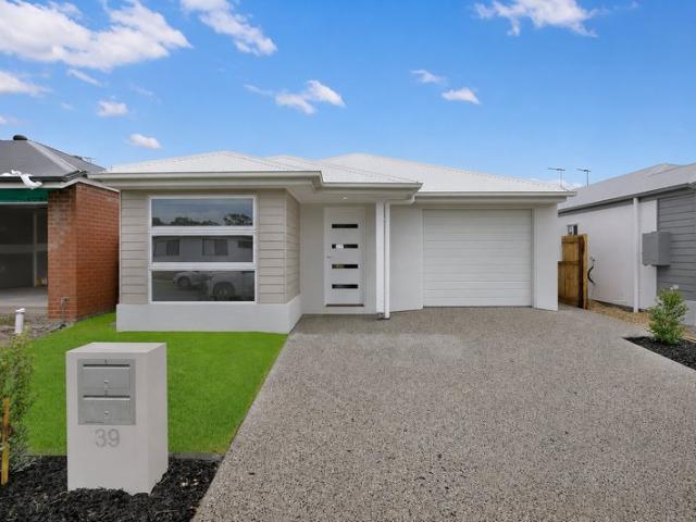 Versatile Dual Living Opportunity in Popular Seagrass Estate