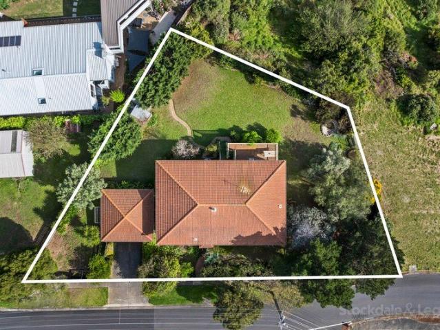 VERSATILE & EXPANSIVE HOME WITH BAY VIEWS ON 1228m2 approx