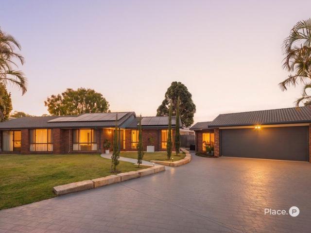Versatile Family Entertainer on 944m² with Separate Office