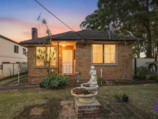 Versatile family home and self contained retreat duo with duplex site potential STCA