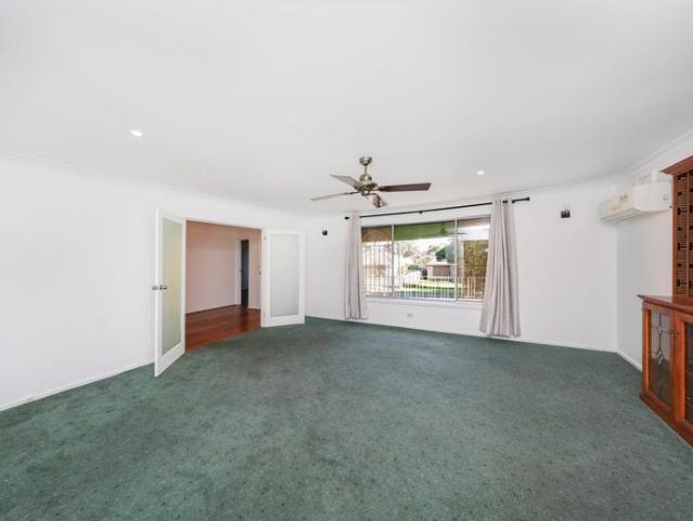 VERSATILE FAMILY HOME IN A PRIME LOCATION!