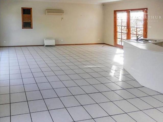 Versatile Family Home Opposite Wollundry Lagoon