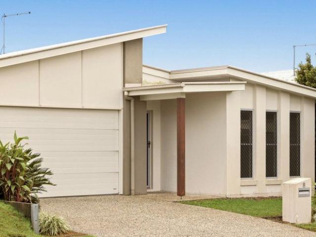 VERSATILE FAMILY HOME WITH MULTIPLE LIVING AREAS, SOLAR & DUCTED AIR CONDITIONING