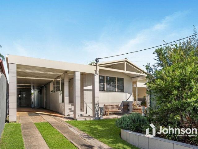 VERSATILE FAMILY HOME WITH POOL, MULTIPLE LIVING SPACES & HOME BUSINESS POTENTIAL