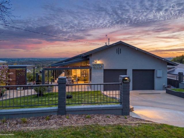 Versatile Family House with Stunning Views and Flexible Double Level Living