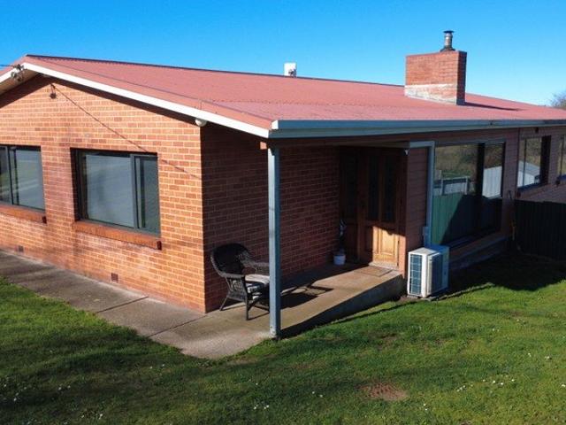 Versatile Family Living With Mt Roland Views